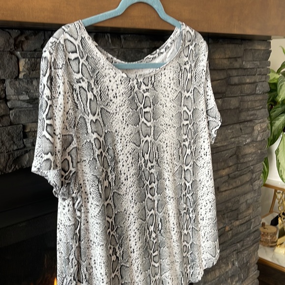 Black and white snake skin Tee ‎ On 2 for $20 - anything $15 is 2 for$20 - Picture 3 of 3
